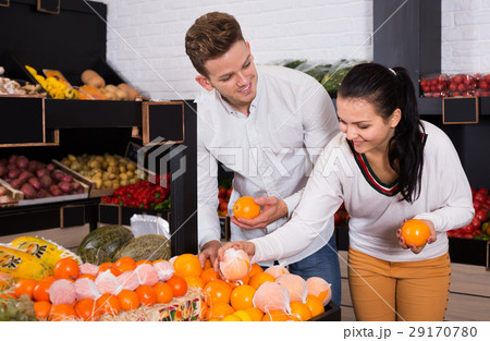 Couple choosing fruits in shop 29170780