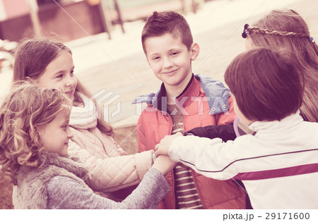 Children holding hands and giving friendship vow 29171600