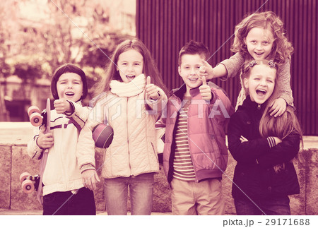 Kids showing thumbs up 29171688