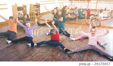 children studying contemp dance 29173057