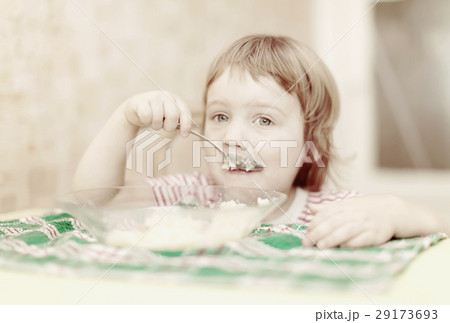 child eats with spoon 29173693