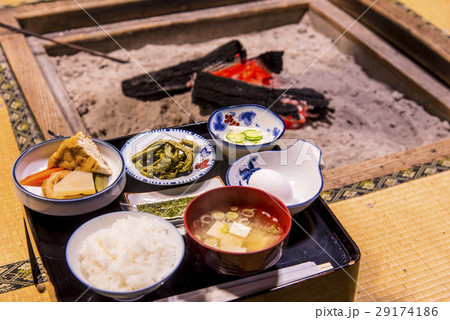 囲炉裏を囲んで朝食 囲炉裏を囲んで朝食 29174186