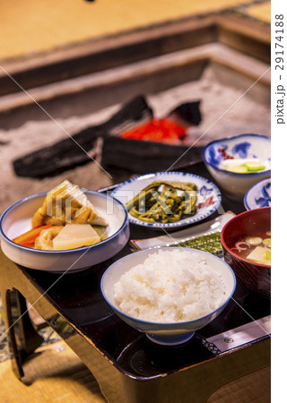 囲炉裏を囲んで朝食 29174188