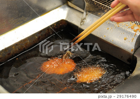 フライを揚げる フライを揚げる 29176490