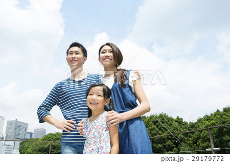 屋外での家族3人の団欒 屋外での家族3人の団欒 29179772