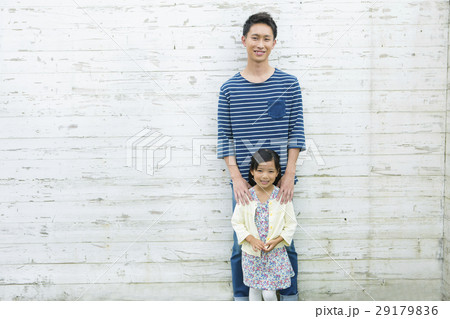 子供の肩に手を当てる父 29179836