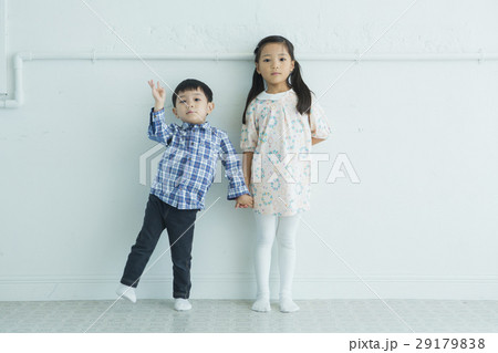 白い壁の前に並ぶ兄弟 29179838
