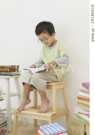 本を読む男の子 29180010