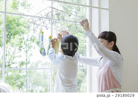 洗濯物を干す母と息子 洗濯物を干す母と息子 29180029