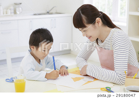 絵を描く息子と母親 絵を描く息子と母親 29180047