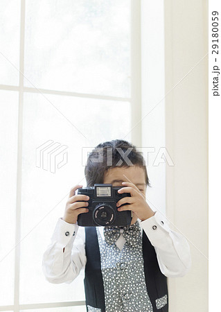 カメラで写真を撮る男の子 29180059