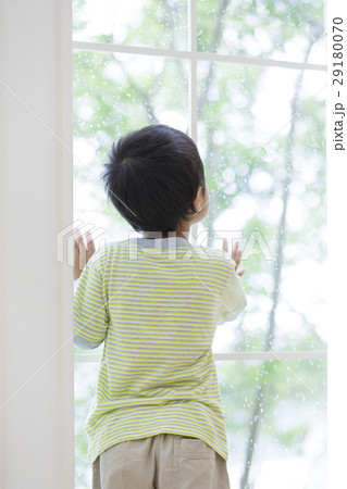 窓の外を眺める男の子 29180070