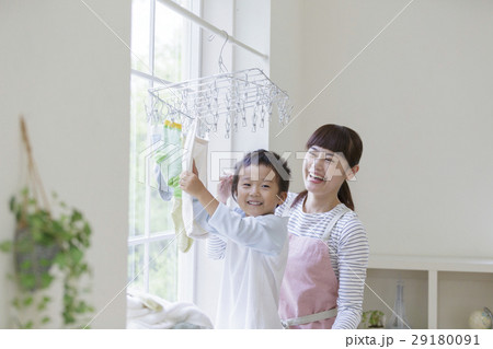 洗濯物を干す母と息子 29180091