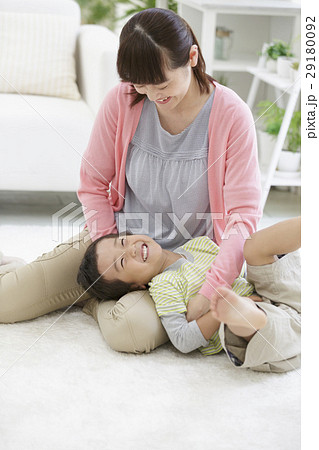 リビングでじゃれ合う母と息子 29180092