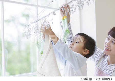 洗濯物を干す母と息子 洗濯物を干す母と息子 29180093
