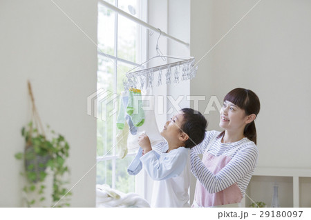 洗濯物を干す母と息子 29180097