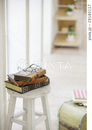 椅子に乗せた古書と眼鏡 29180117