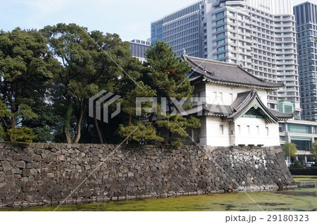 皇居とビル群 皇居とビル群 29180323
