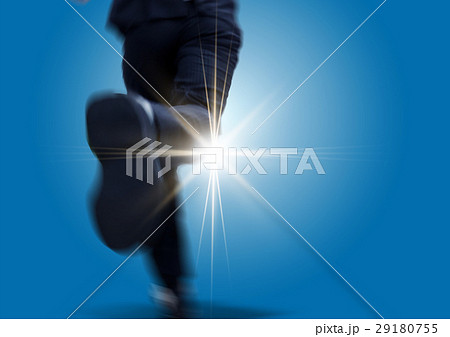光の射す方向を目指して走るビジネスマン 光の射す方向を目指して走るビジネスマン 29180755