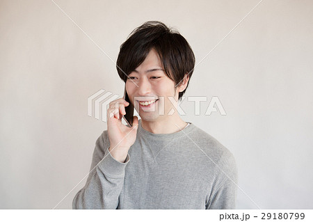 笑顔で電話しているさわやかな30代男性 29180799