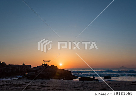 伊豆で最古の白浜神社　夜明けの海と鳥居 29181069