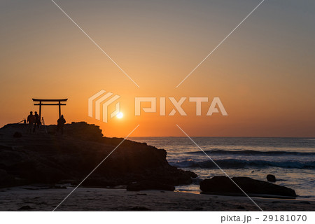 伊豆で最古の白浜神社 夜明けの海と鳥居 伊豆で最古の白浜神社 夜明けの海と鳥居 29181070