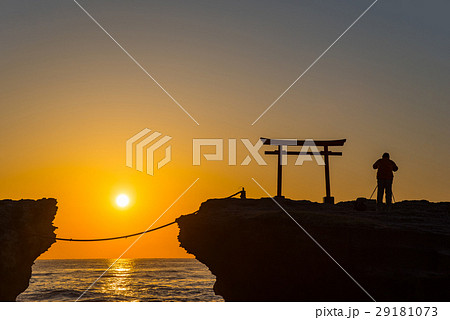 伊豆で最古の白浜神社 夜明けの海と鳥居 伊豆で最古の白浜神社 夜明けの海と鳥居 29181073