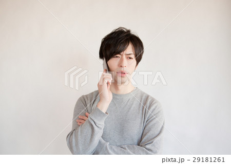 電話で困っている30代男性 29181261