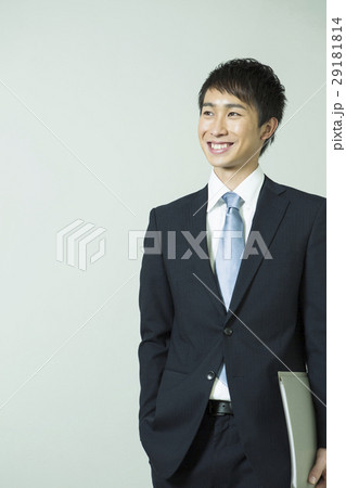 スーツ姿の笑顔の20代男性 スーツ姿の笑顔の20代男性 29181814