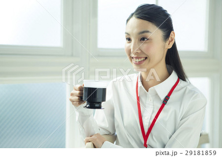 カップを持つワイシャツ姿の20代女性 29181859