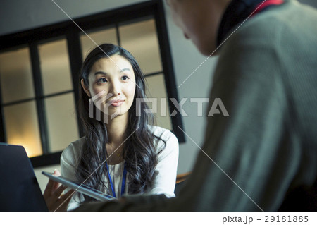 タブレットを持ち仕事をする20代女性 29181885