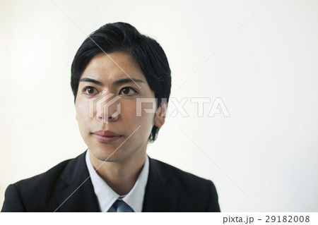 スーツ姿の20代男性 スーツ姿の20代男性 29182008
