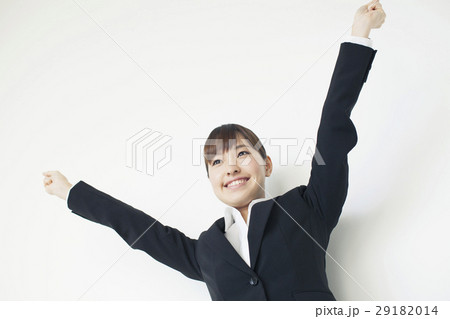 ガッツポーズをするスーツ姿の20代女性 ガッツポーズをするスーツ姿の20代女性 29182014