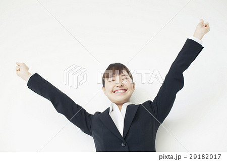 ガッツポーズをするスーツ姿の20代女性 29182017