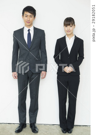 スーツ姿の20代男女 29182051