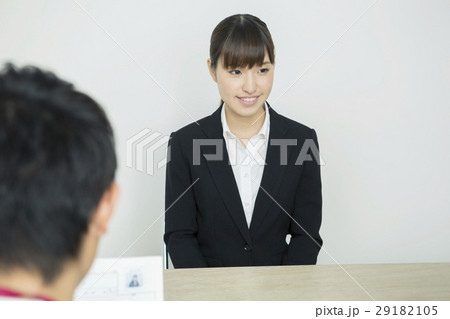 面接を受ける20代女性 29182105