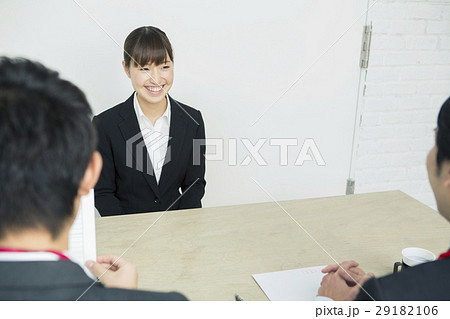 面接を受ける20代女性 面接を受ける20代女性 29182106