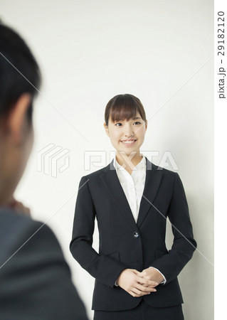面接を受ける20代女性 29182120