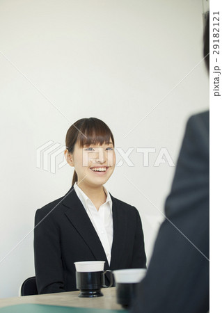 面接を受ける20代女性 29182121