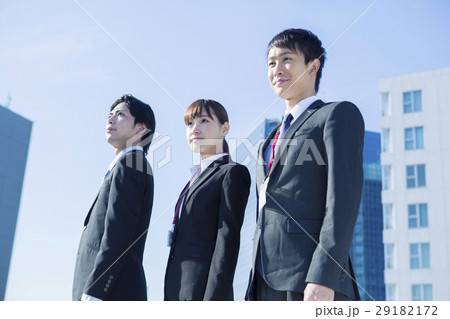 青空の下の20代男女3人 29182172