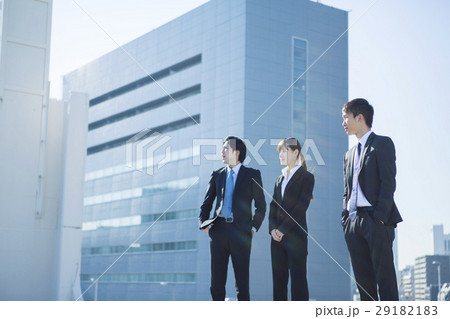 青空の下の20代男女3人 29182183