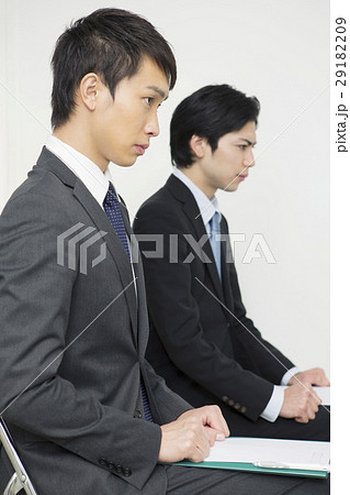 真剣な表情のスーツ姿の20代男性2人 29182209