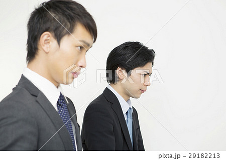 真剣な表情のスーツ姿の20代男性2人 真剣な表情のスーツ姿の20代男性2人 29182213