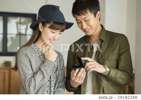 指輪を差し出す20代男性 29182266