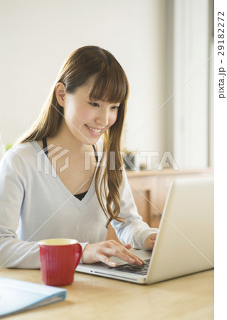笑顔でパソコンを操作する20代女性 29182272