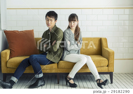 ソファに座る喧嘩中のカップル 29182290