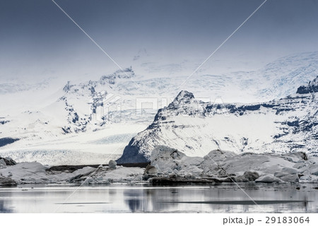 Icebergs at glacier lagoon  29183064