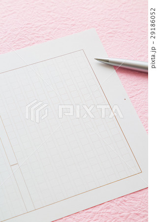 原稿用紙とペン 29186052
