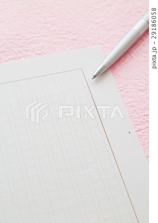 原稿用紙とペン 29186058