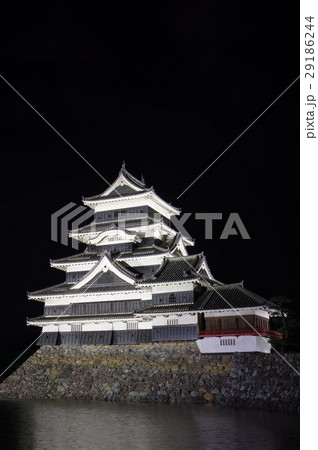 信州 松本 国宝 松本城の夜景 戦国時代建造の現存12天守のひとつ 松本観光の中心 信州 松本 国宝 松本城の夜景 戦国時代建造の現存12天守のひとつ 松本観光の中心 29186244